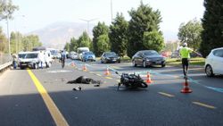 Aydın'da kasksız motosiklet sürücüsü, otobüse sürtüp düşerek vefat etti