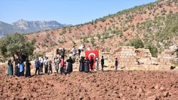 Şırnak’ta, PKK’nın 12 kişiyi katlettiği eve Türk bayrağı asıldı