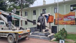 Bursa'daki Atatürk heykeli, ekip çalışmasıyla temizlendi