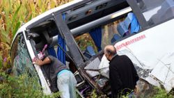 Sakarya'da midibüs tarlaya devrildi