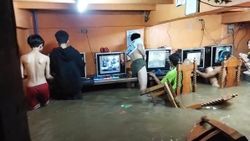 Filipinler'de suyun bastığı internet kafedekilerin rahatlığı böyle görüntülendi