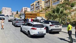 Aydın'da freni patlayan kamyon 2 araca çarptı