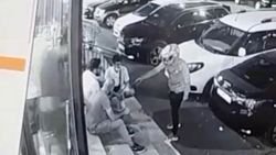 Bayrampaşa’da market önünde oturan adamı vurdu