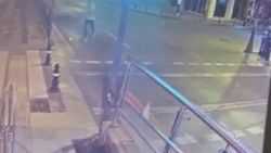 Fatih'te polis, motosikletiyle tramvay yolundaki yayaya çarptı