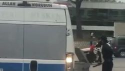 Bursa’da, palayla minibüslere saldıran şahıs kamerada