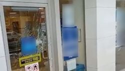 Bursa'da kaldırım taşıyla bankaya saldırdı