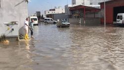 Hatay’da şiddetli sağanak sonucu yollar göle döndü