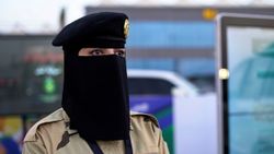 Suudi Arabistan'da kadın askerler geçit törenine katıldı