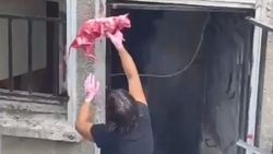 Şişli'de pencere demirlerine ölü kedi asan kadın