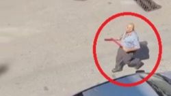 Bursa’da, beyzbol sopalı park yeri kavgası kamerada