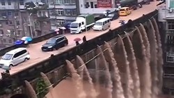 Çin'de su baskını köprüde şelale oluşturdu