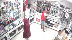 Esenyurt'ta, telefoncudaki hırsızlık anları kamerada