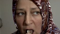 Çerez gibi inşaat molozu yiyen kadın, köyden toprak getirtiyor