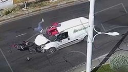 Malatya'da ışığa aldırmayan sürücü motosiklete feci şekilde çarptı