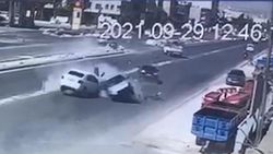 Şanlıurfa’da kamyonetten kaçtı, 2 otomobile çarptı
