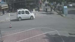 Adana'da akan trafiğe rağmen karşıya geçmek isteyen kadın hayatını kaybetti