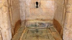 Mardin’de, tarihi çeşmeye takılan borular söküldü