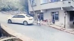 Sancaktepe’de, kayan otomobil yolda yürüyen adamı ezdi