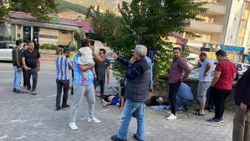 Adana’da aşırı hızlı otomobil, marketten çıkan çocuklara çarptı