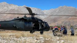 Tunceli'deki ayı saldırısında yaralanan çoban, helikopterle alındı