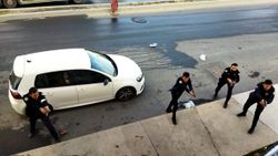 Arnavutköy'de, tartıştığı kişinin dükkanına balta ve satırla saldırdı