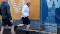 İngiltere, Boris Johnson'un koşu kombinini konuşuyor