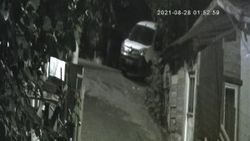 Sultangazi’de, park halindeki aracı kurşun yağmuruna tuttu