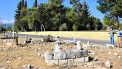 Mersin'de yolun ikiye ayırdığı kabristanlığa mahalleli düzenleme istiyor
