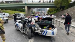 İstanbul'da araç, polis otosuna çarptı
