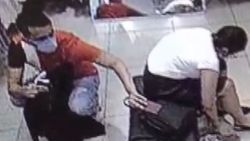 Şişli’de, alışveriş merkezindeki cep telefonu hırsızı kamerada