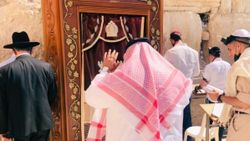 Bahreynli yetkili Al Duraibi, Ağlama Duvarı'nda namaz kıldı
