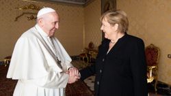 Angela Merkel'den Papa Francis'e veda ziyareti