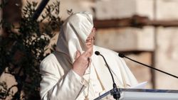 Vatikan’da konuşma yapan Papa Francis’in rüzgarla mücadelesi