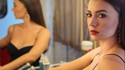 Burcu Özberk dekolteli elbisesiyle poz verdi