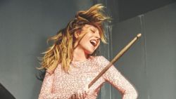 Melis Sezen, bateri çaldı