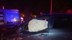 Tokat'ta kaza: Fırlayan kaya araca saplandı