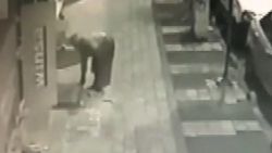 Güngören'de kadınların rögar kapağını çaldığı anlar kamerada