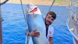 Antalya'da 42 kilo balık tutan genç kendi rekorunu kırdı