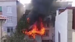 Ataşehir’de, 3 katlı bina alev alev yandı