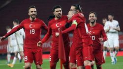 Letonya-Türkiye maçının ilk 11'leri