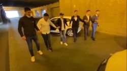 Fatih’te, alt geçitte halay çeken düğün konvoyu trafiği tıkadı