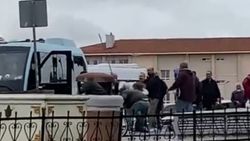 Ümraniye'deki dolmuş şoförleri, kürek sapıyla birbirine saldırdı