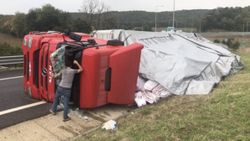 Kuzey Marmara Otoyolu’nda iplik yüklü tır devrildi