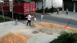 Çin'de biçerdöverin altında kalan çocuk, mucizeyle kurtuldu