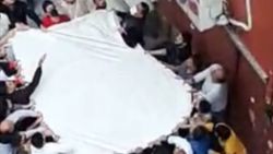 Esenler'de çıkan yangında mahsur kalan aile, çarşafla kurtarıldı