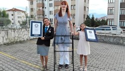 Dünyanın en uzun boylu kadını Rümeysa Gelgi Guinness Rekorlar Kitabı'nda
