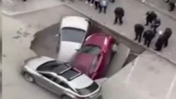 Rusya’da sıcak su boru hattı patladı, araçlar kaynar suya düştü
