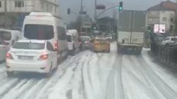 Tuzla'da yağmur sonrası caddeyi köpük kapladı