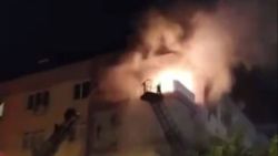 Antalya'da bir evde başlayan yangın tüm binayı sardı