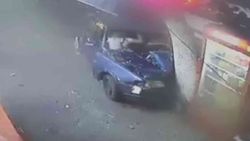 Adana'da eşiyle tartışan sürücü ağaca çarpınca, karısı darbetti